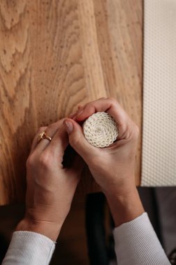 Balmumu yapma işlemi. Dekoratif mum yapan kadın, ellerin yakın çekimi.