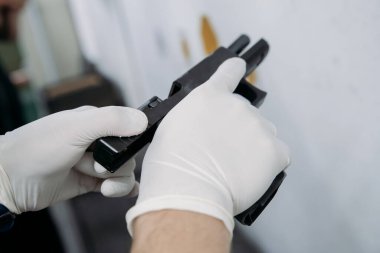 Bir salgında yaşamak. Eldivenli atış eğitmeni, bir salgının ortasında atış poligonunda nasıl silah kullanılacağını müşteriye gösteriyor.