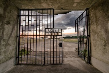 Arbeit Macht Frei sloganı, Sachsenhausen toplama kampı ön kapı