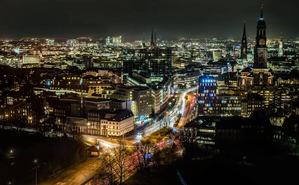 Hamburger Stadtbild bei Nacht mit Glockenturm der Michaelskirche — Stockfoto