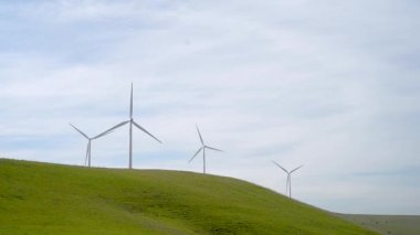 Elektrik yel değirmenlerinin dönmeleri, yenilenebilir enerji santrali