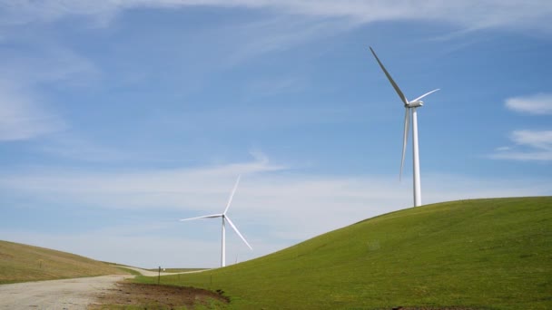 Větrné turbíny na větrné farmě Altamont Pass, Severní Kalifornie, USA — Stock video
