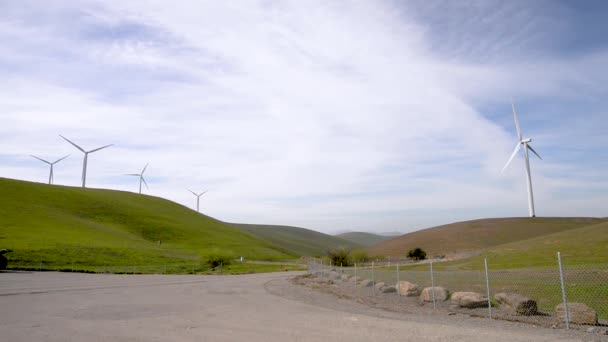 Un gruppo di turbine operative in un impianto di energia rinnovabile della California — Video Stock