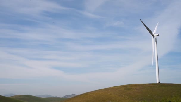 Elektrárna ve větrné elektrárně Altamont Pass, oblast San Francisco Bay — Stock video