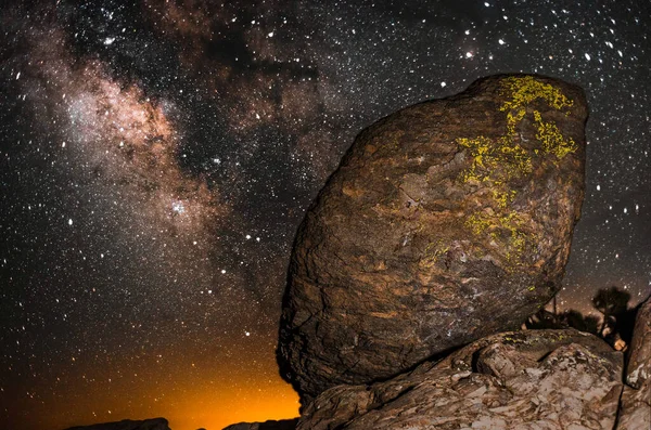 Milky Way over glacial erratic rock, Lassen national park, California — Stock Photo, Image
