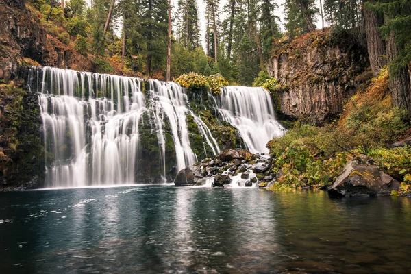 Middle McCloud Falls, McCloud folyami erdő, Észak-Kalifornia, USA — Stock Fotó