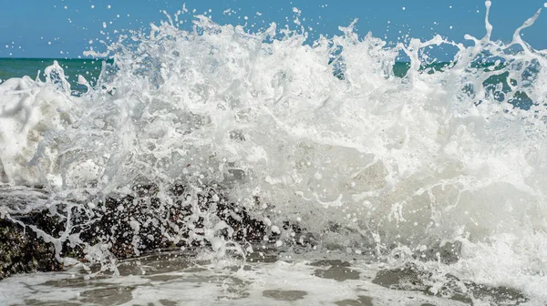 Spritzer von Meereswellen, die am Riff brechen, Strand von Recife, Brasilien — Stockfoto