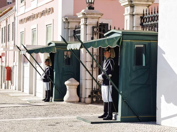 LISBOA, PORTUGAL - 15 DE FEBRERO DE 2013: Nöbetçi kulübesinde nöbet tutan Portekizli Iin Lisbon