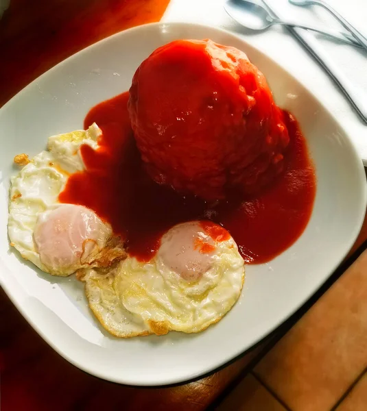 LISBOA, PORTUGAL - 15 DE FEBRERO DE 2013: Nöbetçi kulübesinde nöbet tutan Portekizli Iin Lisbon