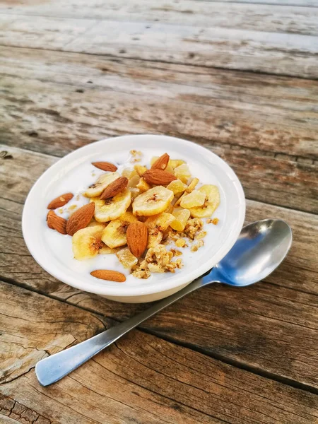 LISBOA, PORTUGAL - 15 DE FEBRERO DE 2013: Nöbetçi kulübesinde nöbet tutan Portekizli Iin Lisbon