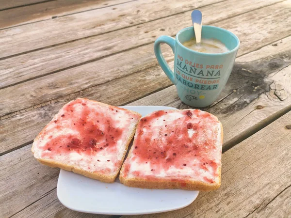 LISBOA, PORTUGAL - 15 DE FEBRERO DE 2013: Nöbetçi kulübesinde nöbet tutan Portekizli Iin Lisbon