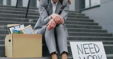 Kafkas asıllı genç bir kadının portresi. Sokakta merdivenlerde oturuyor. Karton bir panoyla çalışıyor ve boks yapıyor. Depresyonda olan kadın ofis çalışanını kovdu. İşsizlik kavramı.