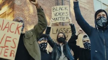 Siyahi insanlar için sloganlar ve sloganlar atan erkek ve kadın protestocular Afrikalı Amerikalıların hakları için tezahürat yapıyorlar. ABD 'de sokak gösterileri.