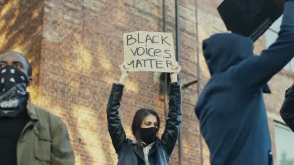 Maschio e femmina giovani manifestanti di razze miste urlando motti e slogan Le voci nere contano alla manifestazione per i diritti degli afroamericani. Sciopero negli Stati Uniti in strada. — Video Stock