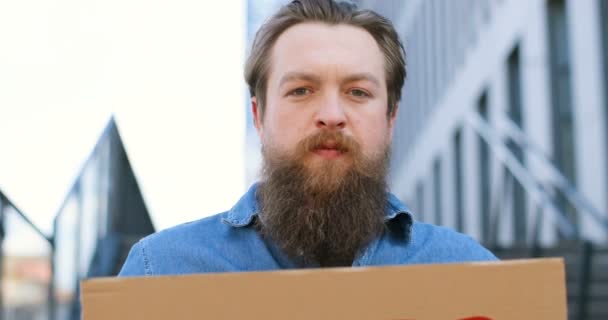 Close up of carton table with word Yes in male hands. Portrait of Caucasian young man looking straight to camera with serious face. Lonely protest outdoor. Guy showing poster Yes. Agreeing concept. — Stock Video