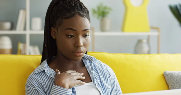 Jovem afro-americana atraente conversando no computador portátil e sendo chocado por algo que ela está lendo ou vendo na tela. Em casa. Interior — Fotografia de Stock