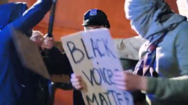 Polis, geceleri erkek çok ırklı protestocularla kavga ediyor. Siyahi hakları için Afrika kökenli Amerikalı isyancıları dövüp tutuklayan bir polis. Karışık ırk adamları, adamı tutuklayan polisle çelişiyor..
