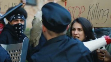 Polis memurlarının polis şiddeti ve ırkçılığı protesto eden erkek ve kadın protestocuları dövdüğü ve sıkıştırdığı yer. Dışarıdaki polislerin saldırganlığıyla gösteri..