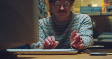 Masadaki klasik bilgisayar klavyesinde yazı yazan beyaz erkek ellerini kapatın. İçerideki bilgisayarda eski tarz adamlar. 70 'lerin hackerları evde. Erkekler arkadaş inekler..