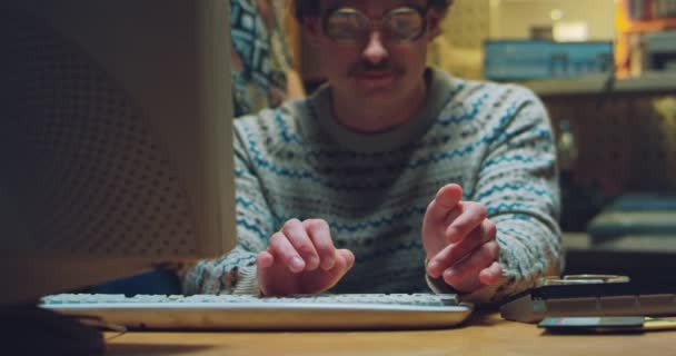 책상 위에 빈티지 PC 키보드로 타이핑하고 있는 백인 남성의 손을 클로즈업 합니다. 컴퓨터 실내에서 세련 된 역으로 일하는 사람들. 70 대 해커들이 집에 있습니다. 남자 친구 멍청이들. — 비디오