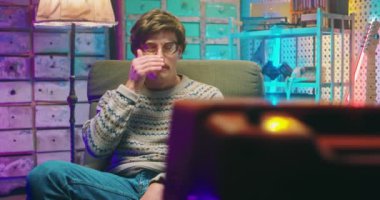 Beyaz tenli, gözlüklü, bıyıklı, antika bir evde oturan ve televizyon izleyen bir inek. 80 'lerin klasik televizyonu. Erkek, acıklı drama filminde, filminde ya da programında ağlıyor. 90 'ların şapşal adamı..