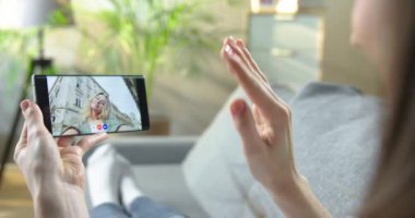 Kadın, içeride kanepede dinlenirken beyaz tenli güzel bir kızla görüntülü konuşma yapıyor. Caddede duran neşeli bir arkadaşıyla akıllı telefondan video sohbeti yapan bir kadın. Video sohbet kavramı