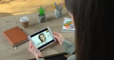 Ofiste otururken arkadaşınla tablette görüntülü konuşma. Evde mutlu bir kızla video konferansı yapan bir kadın. Karantinada online grup sohbeti. İletişim konsepti