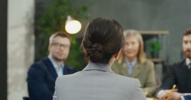 Kadın patronun iş ekibiyle masaya oturması ve iş görüşmesi hakkında arka plan. Beyaz kadın, masa başındaki meclis ve müdürler konferansına başkanlık ediyor. Planlama kavramı