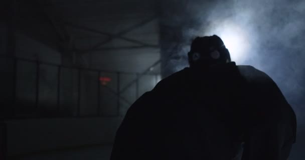 Plan rond de la caméra du beau joueur de hockey masculin caucasien en uniforme et casque se préparant à frapper sur l'arène glacée pendant le match. Silhouette sombre du sportif sur glace. — Video