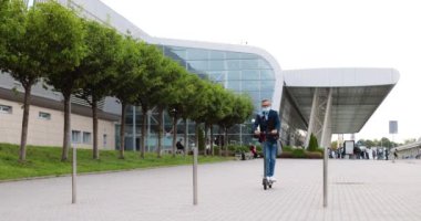 Yaşlı gri saçlı, gözlüklü ve tıbbi maskeli bir adam elektrikli scooterın üzerinde duruyor ve şehirde bir caddede ata biniyor. Son sınıf öğrencisi bir yere koşuyor ve dışarıdaki el nöbetine bakıyor. Şehir aracı.