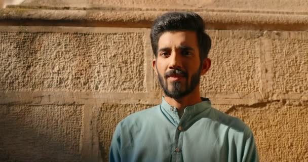 Portrait de jeune homme hindou beau en tenue traditionnelle souriant à la caméra joyeusement. En plein air. Gros plan de beau gars souriant heureux de l'Inde. — Video