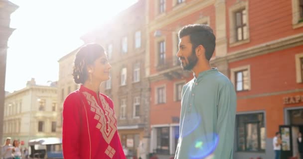 Portrait d'un heureux couple romantique et gai d'hommes et de femmes hindous debout en plein air, tenant la main et souriant à la caméra. Homme et femme amoureux qui se regardent. Relations en Inde. — Video