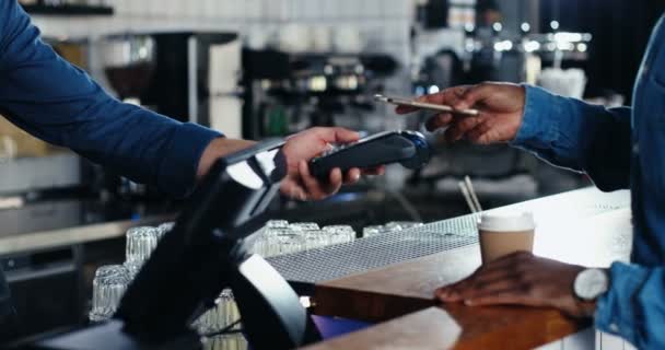 Primo piano di mani di barista multietnico e uomini clienti. Cliente afroamericano di sesso maschile che paga con carta di credito. Razze miste. Passa il pagamento al banco. Pagare per bevande o cibo nel caffè. — Video Stock