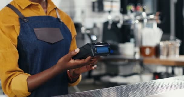 Mani da vicino di barista multietnica e uomo cliente. Maschio caucasico che paga con paypass, carta di credito. Razze miste. Passa il pagamento al banco. Paga da bere o da mangiare. Cameriera afroamericana — Video Stock