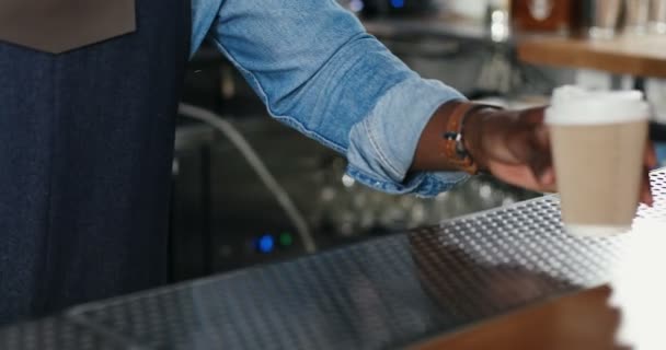 Primo piano di mani di uomo barista multietnico e donna cliente. Barrista afroamericana che consegna caffe 'alle donne caucasiche. Razze miste. Passo il caffe 'al bancone. Dare da bere ordinato. Ordine. — Video Stock