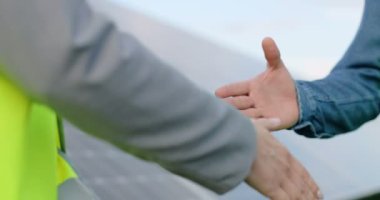 Dışarıdaki güneş paneli arka planında el sıkışmayı kapat. Kadın mühendis ortakla el sıkışıyor..