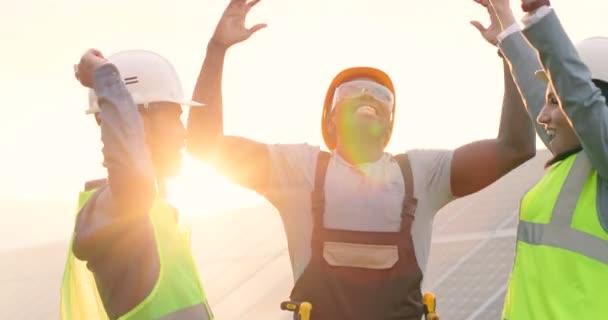 Ευτυχισμένοι υπάλληλοι του σταθμού ηλιακής ενέργειας σηκώνουν τα χέρια τους και φωνάζουν από χαρά, χειροκροτώντας ο ένας τον άλλο. Οι άνθρωποι είναι ικανοποιημένοι με το αποτέλεσμα της επιτυχίας της εργασίας τους. — Αρχείο Βίντεο