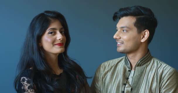 Portret dobrze wyglądającej szczęśliwej pary hinduskiej w tradycyjnym ubraniu patrzącej w kamerę i uśmiechającej się radośnie. Indianin i kobieta z uśmiechem na twarzy. Młoda żona i mąż z Indii. — Wideo stockowe