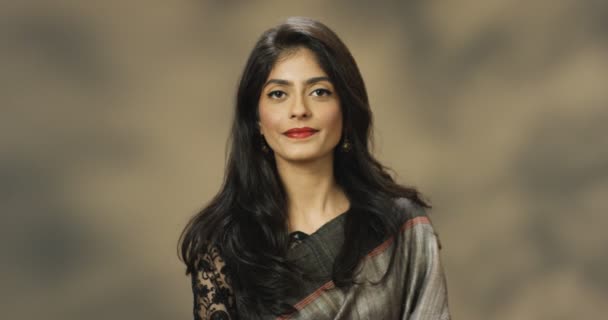 Portret van stijlvolle Hindoe jonge aantrekkelijke vrolijke vrouw in traditionele outfit van India glimlachend naar de camera. close-up van charmante vrouw met rode lippen en glimlach. — Stockvideo