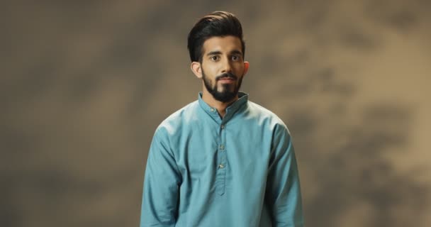 Портрет веселого індуського молодого вродливого чоловіка з бородою в синій сорочці посміхається до камери. Позитивна концепція настрою. Щасливий хлопець з посмішкою.. — стокове відео