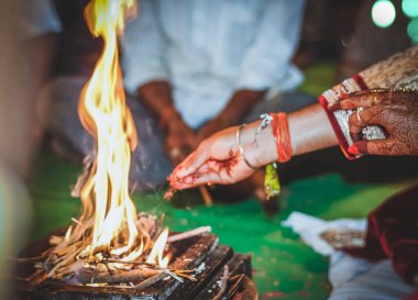 Hinduizm, bilgelerimizin uyguladığı pek çok eski gelenek ve gelenek ile birlikte gelir. Tüm bu ritüeller mantıklı bir mantıkla geldi. Zaman geçtikçe ayinler kutsal metinlere göre yapıldı..