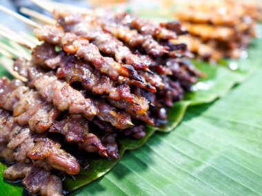 Izgara domuz eti, geleneksel Tayland Domuz Barbeküsü, yerel Tayland sokak yemeği tarzı..