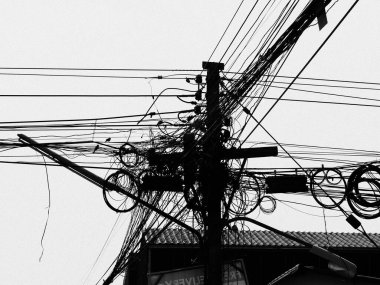 Güç kablosu dolanması, kablolarla dolanmış yüksek voltaj elektrik direği..