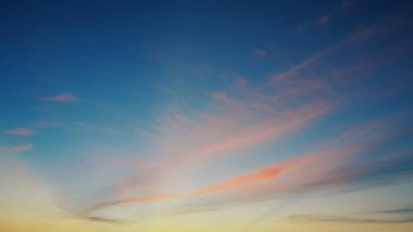 Güzel vanila gökyüzü, arka planda gökyüzü günbatımında vanilya gölgeleri, pembe kırmızı sarı ve gökyüzünün kehribar rengi