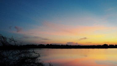 Güzel vanila gökyüzü, arka planda gökyüzü günbatımında vanilya gölgeleri, pembe kırmızı sarı ve gökyüzünün kehribar rengi
