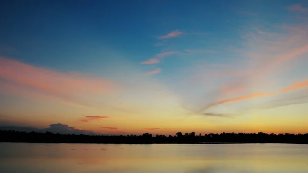 Schöner Vanilahimmel Hintergrundhimmel Vanilleschattierungen Bei Sonnenuntergang Rosarot Gelb Und Bernstein — Stockfoto