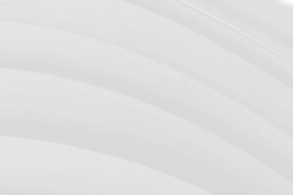 Soyut arka plan izole edildi. Soyut beyaz dalgalar. Perdeden el salla. Beyaz dalga arkaplanı.