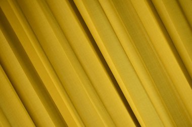 doku arka plan, model. sarı ipek kumaş ve organza.