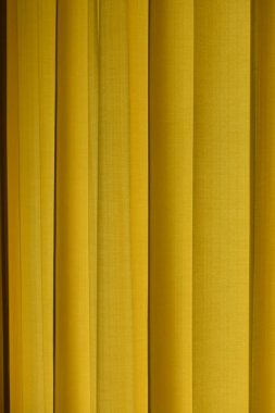 Perdeli sarı perde