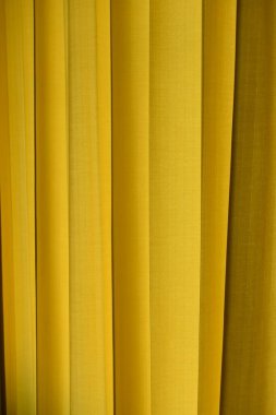 Sarı perdeli, gölgeli.